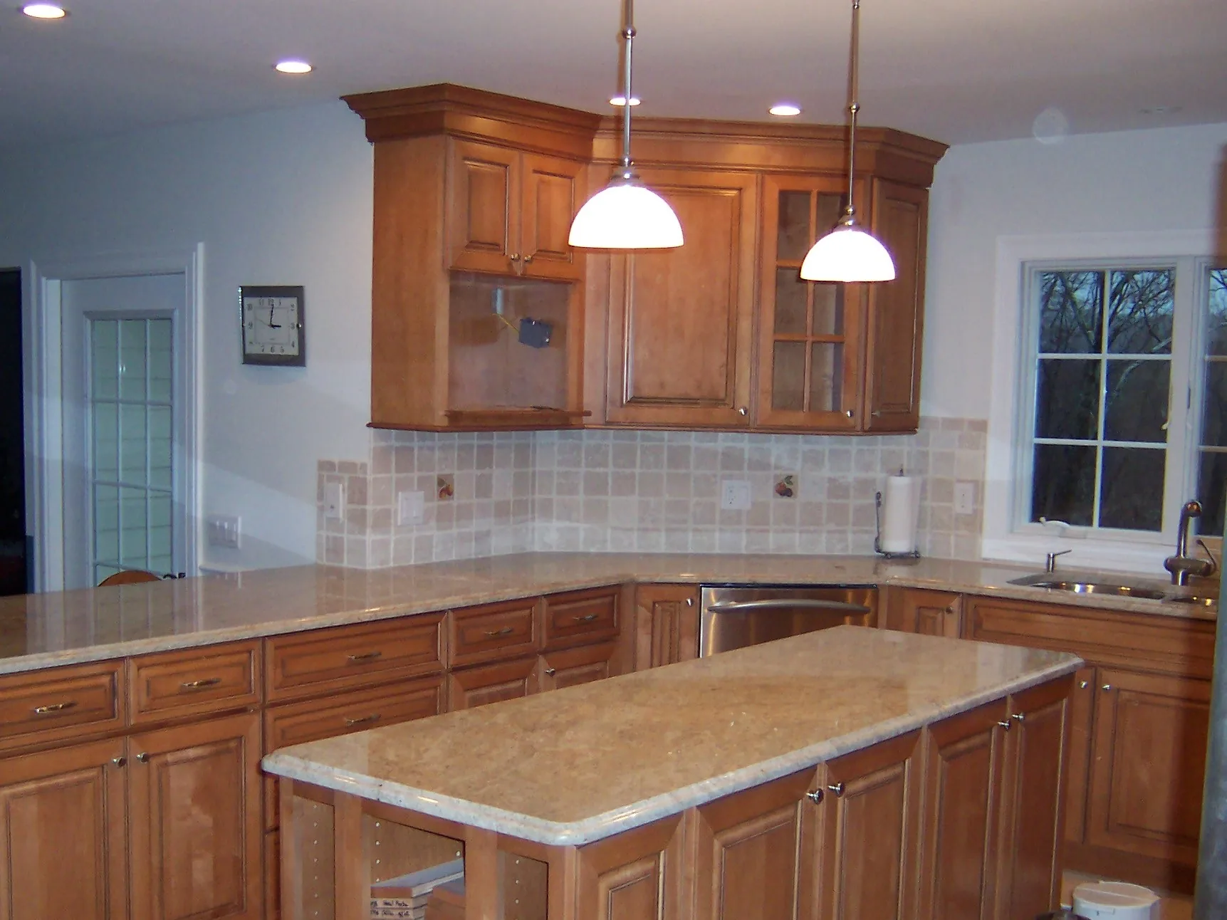 Kitchen with honey glaze cabinets and stone tile backsplash